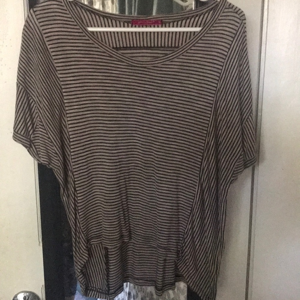 Brown and tan short sleeve top!